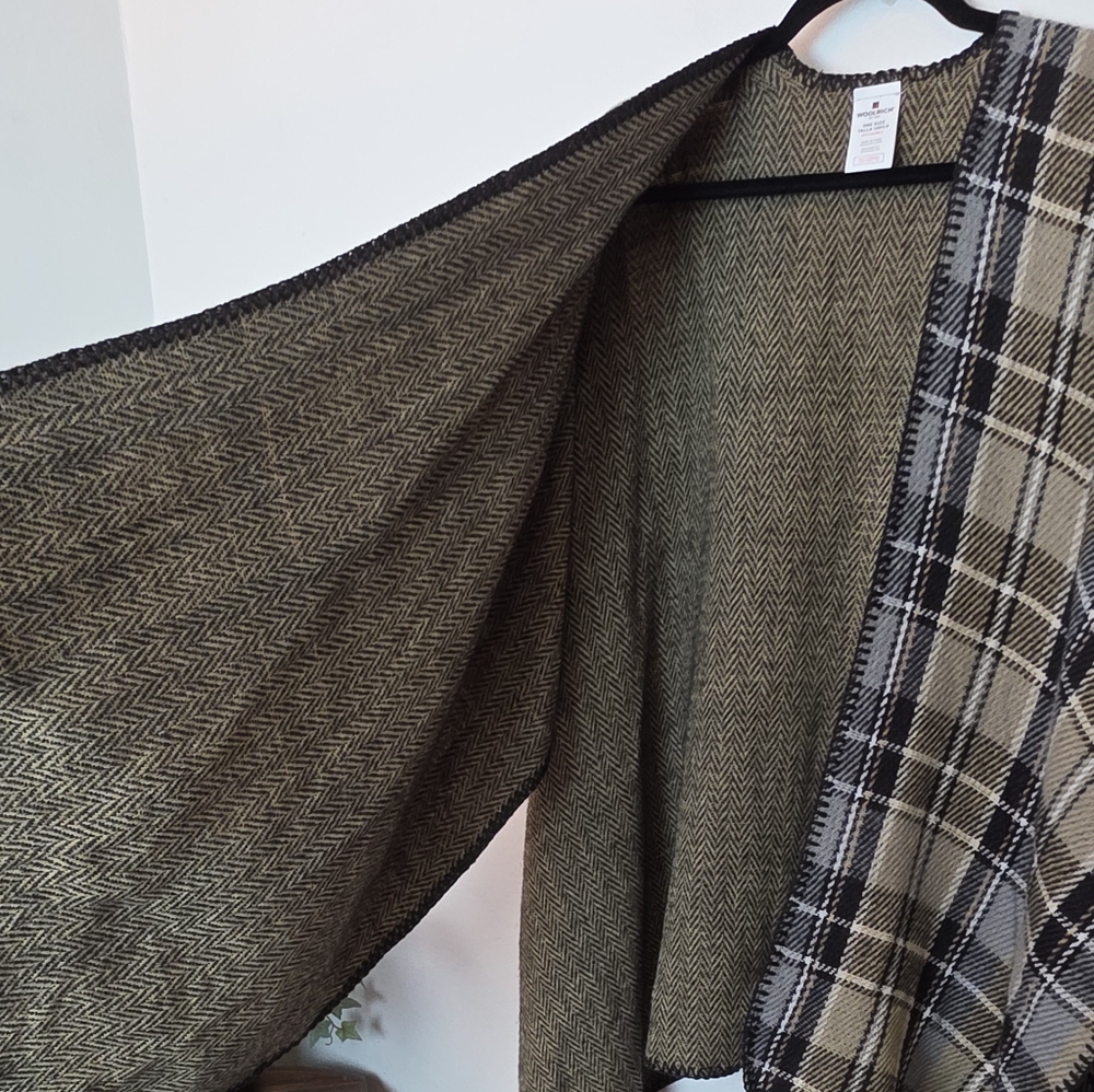 WOOLRICH Reversible Black Tan Plaid & Herringbone Blanket Wrap Shawl Cape Sz OS - Picture 5 of 10